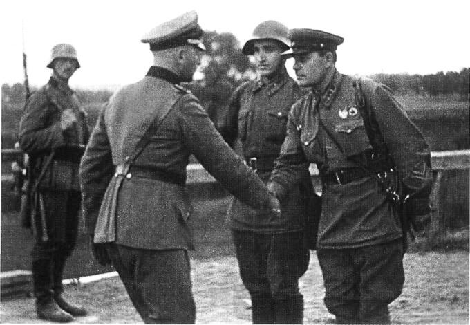 Srečanje nemškega in sovjetskega častnika v okupirani Poljski septembra 1939. Najprej je Poljsko 1. septembra napadla Nemčija, 17. septembra pa je z vzhoda po poljski vojski udarila Rdeča armada. | Foto: Thomas Hilmes/Wikimedia Commons