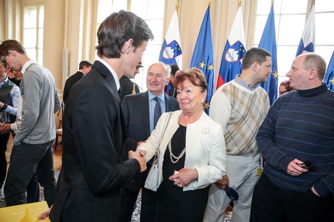 Kot športna funkcionarka je spoznala večino slovenskih vrhunskih športnikov. (Na fotografiji: Petru Prevcu čestita za odlikovanje, ki mu ga je izročil predsednik države Borut Pahor). | Foto: Mediaspeed