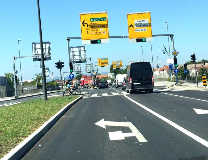 To prometno oznako so letos poleti popravili že drugič. Sveža barva dokazuje, da so levi slepi krak – ta bi voznike peljal v nasprotno smer na avtocesto – dorisali naknadno. | Foto: Gregor Pavšič