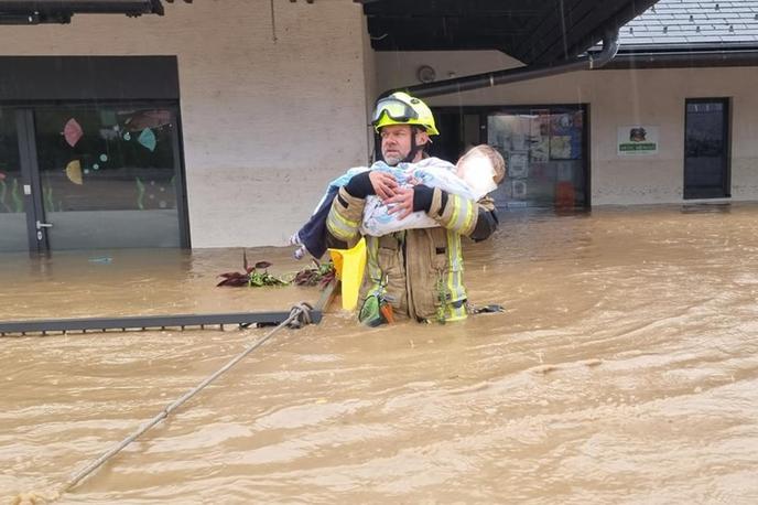 Sandi Zajc | Gasilec Sandi Zajc je nesebično pomagal reševati malčke iz poplavljenega vrtca, medtem ko mu je voda zalila in uničila celoten dom. | Foto PGD Mengeš