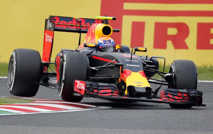 Red Bull je edini, ki je letos Mercedesu vzel zmago. Enkrat je to uspelo Danielu Ricciardu, enkrat pa Maxu Verstappnu (na sliki). Mladi Nizozemec napada peto mesto Kimija Räikkönena v prvenstvu dirkačev. | Foto: Reuters