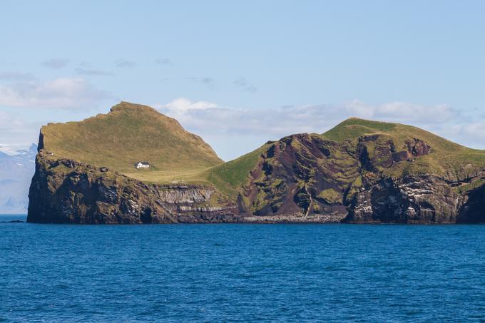 Otok Ellidaey in njegova edina hiša. V ozadju je vidna Islandija. Kliknite na fotografijo za večjo različico, da si boste lahko hišo ogledali čisto od blizu. | Foto: Thomas Hilmes/Wikimedia Commons