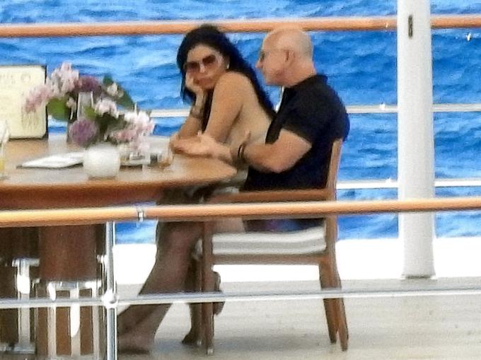 Bezos in zaročenka Lauren Sanchez na krovu prestižnega plovila | Foto: Profimedia