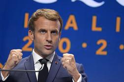 Macron kljub protestom podpisal zakon o pokojninski reformi