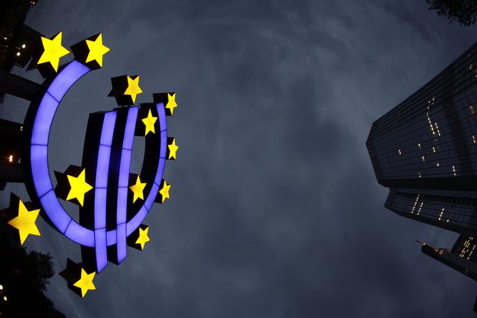 Evropska centralna banka ECB | Da bi se izognila nenadnemu zmanjšanju nakupa obveznic, bo povečala hitrost programa nakupa vrednostnih papirjev (APP), v okviru katerega je od leta 2015 odkupila za več kot tri tisoč milijard evrov. | Foto Reuters