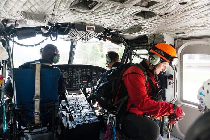 Gorska reševalna zveza Slovenije ima posebej izurjene gorske reševalce letalce, ki sodelujejo s posadkami vojske in policije. V letu 2016 sta vojaški in policijski bell 412 v slovenskih gorah posredovala pri 210 reševalnih akcijah.  | Foto: 