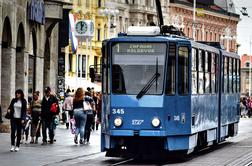 Nove podrobnosti: moškega na tramvaju zabodli z ostrmi predmetom, storilec na begu