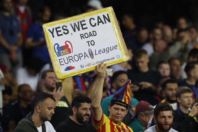 Navijači Barcelone so ob drugem zaporednem neuspehu Kataloncev v ligi prvakov izpostavili nekaj sarkatističnih transparentov. | Foto: Reuters