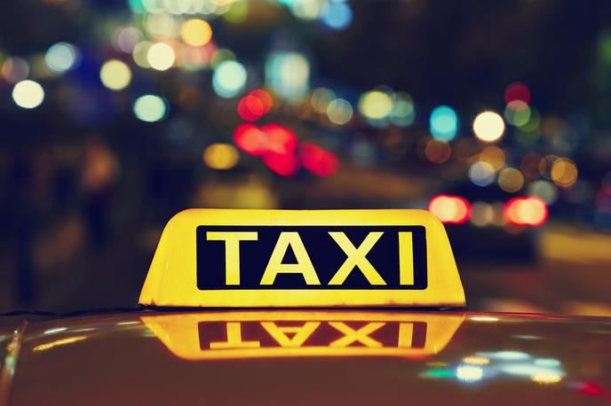 Taksi | Za vse voznike in taksiste bodo veljala popolnoma enaka pravila glede plačevanja davkov in delovnopravnih razmerij. "Nelojalna konkurenca bi bila le v primeru, če novim platformam ne bi bilo treba spoštovati enake regulative kot taksi službam," poudarja ekonomist Anže Burger. | Foto Getty Images