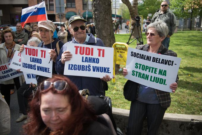 Tako so pred ministrstvom za delo protestirali ob izbruhu afere "koroška dečka".  | Foto: Bor Slana