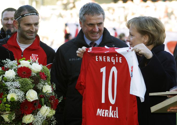 Angela Merkel je navijačica nemškega kluba Energie Cottbus. Tako je pred leti stiskala pesti v bundesligi za izbrance Bojana Prašnikarja. | Foto: Reuters