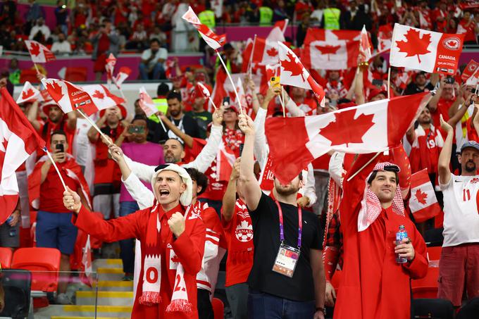 V Katar je pripotovalo ogromno navijačev iz Kanade. Na tekmi njihovih ljubljencev proti Belgiji so imeli kaj za videti. Za polno zadovoljstvo so manjkali le zadetki. | Foto: Reuters