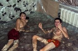 Nov način hlajenja: najstniki dnevno sobo spremenili v bazen (foto)