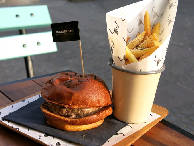 Izvirni, originalni oziroma hišni burger | Foto: Miha First