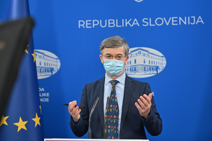 Cveto Uršič, državni sekretar na ministrstvu za delo, je dejal, da imamo v Sloveniji preko sto domov za starejše, okužbe pa imamo trenutno le v treh domovih.  | Foto: STA ,