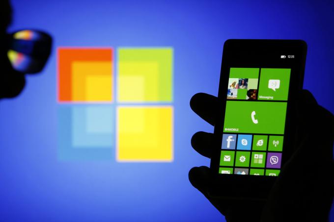Windows Phone pri veliki večini uporabnikov in kupcev ni doživel ravno toplega sprejema. Predvsem neroden uporabniški vmesnik, ki je za določena dejanja pogosto zahteval preveč korakov, se je zdel kot korak nazaj v primerjavi z bolj priljubljenima Android in iOS.  | Foto: Reuters