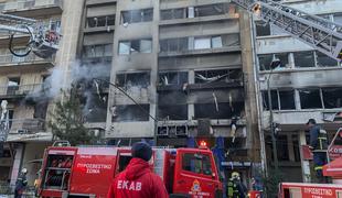 Silovita eksplozija v središču Aten: poškodovane stavbe, ranjen en človek #video