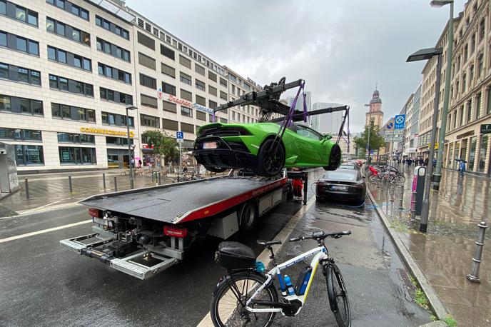 Lamborghini polnilnica | Avtomobilski pajek je v Frankfurtu odstranil lamborghinija huracana, ki je blokiral električno polnilnico. | Foto Policija Frankfurt