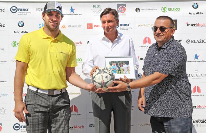 Predsednik Borut Pahor je za dražbo prispeval dragocen predmet - nogometno žogo s podpisom monaškega kneza Alberta II. | Foto: 