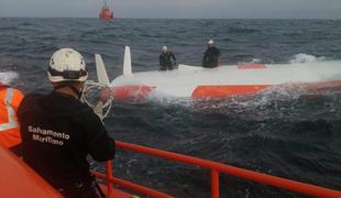 Čudež sredi Atlantika: 16 ur ostal ujet v prevrnjeni jadrnici #foto #video