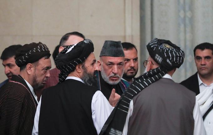 Mula Baradar se je že pred letom 2010 pogajal s takratnim afganistanskim predsednikom Hamidom Karzajem. Oba sta pripadnika plemena Popalzaj, kar je za paštunsko družbo, kjer imajo plemenske vezi močno vlogo, pomemben podatek. Baradar in Karzaj sta se srečala tudi v Moskvi leta 2019. Karzaj, ki takrat ni bil več predsednik Afganistana, je na fotografiji na sredini, levo od njega je Baradar. | Foto: Reuters