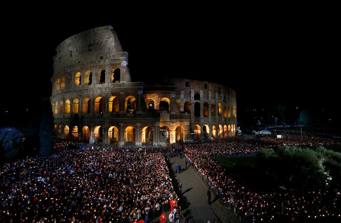 Križev pot sodi med vrhunce velikonočnih praznovanj v Rimu. | Foto: Reuters