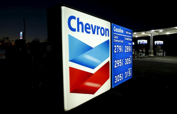 Ameriški Chevron je leta 2015 za raziskave novih vrtin nafte namenil tri milijarde dolarjev, lani le še milijardo. ConocoPhillips je celo opustil odkrivanje globokomorskih vrtin. | Foto: Reuters