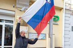 Pred veleposlaništvom v Kijevu znova plapola slovenska zastava