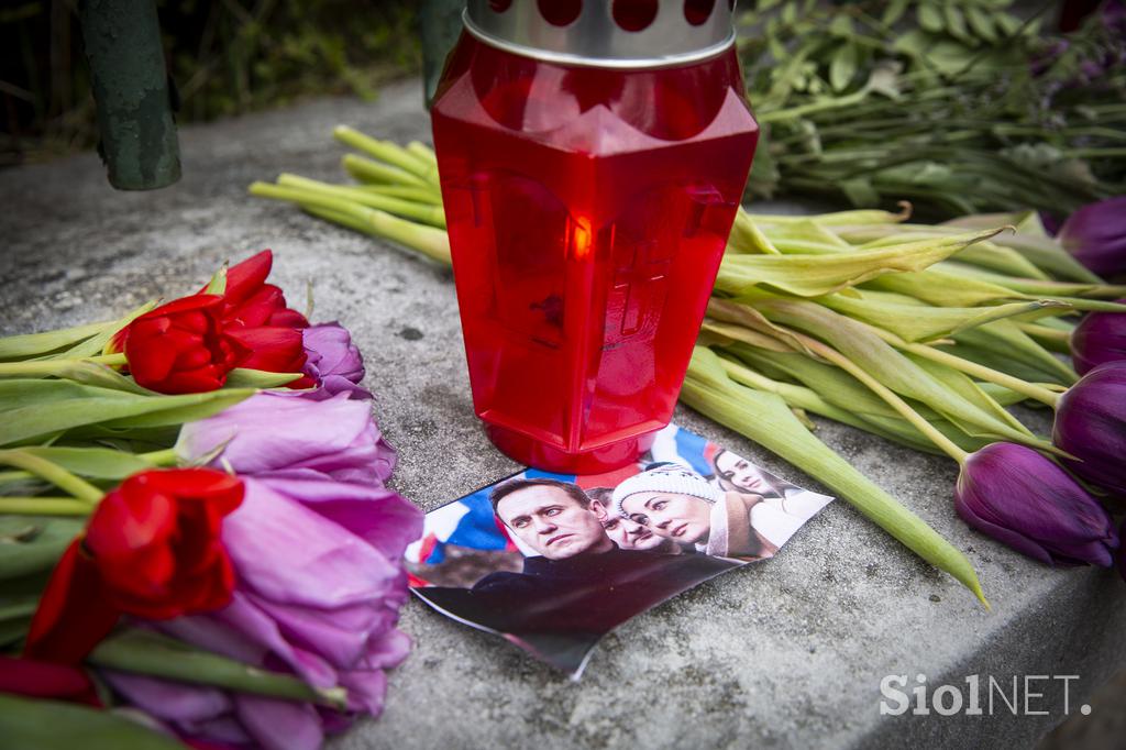 Aleksej Navalni, cvetje in sveče pred veleposlaništvom Nemčije.