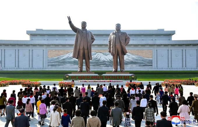 Kim je nato obiskal tudi palačo sonca Kumsusan, kjer sta pokopana Kim Il-sung in njegov naslednik Kim Jong-il. | Foto: Reuters