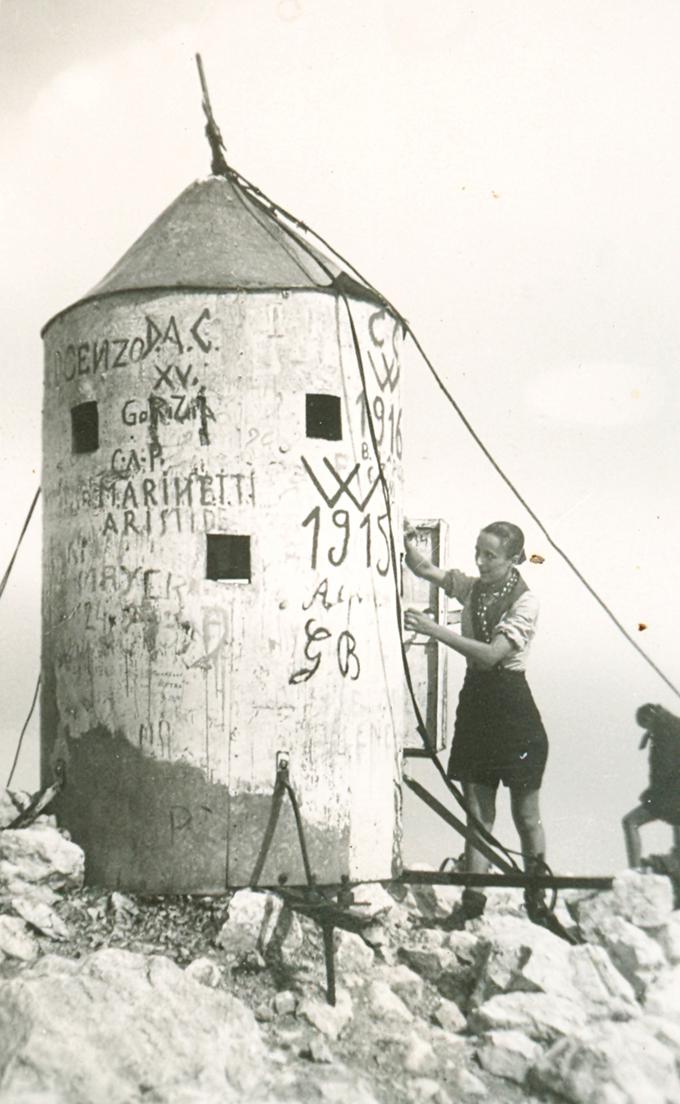 Počečkan Aljažev stolp leta 1919. | Foto: Arhiv ZVKDS