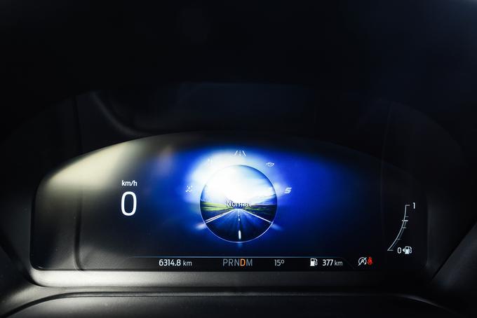 Digitalni merilniki menjajo barvo glede na izbrani način vožnje. Način sport prikazuje merilnik vrtljajev z oznakami po 100 enot. | Foto: Gašper Pirman