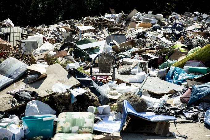 Po katastrofalnih avgustovskih poplavah so ostali kupi odpadkov, voda pa je razkrila tudi številna "pozabljena" črna odlagališča.  | Foto: Ana Kovač