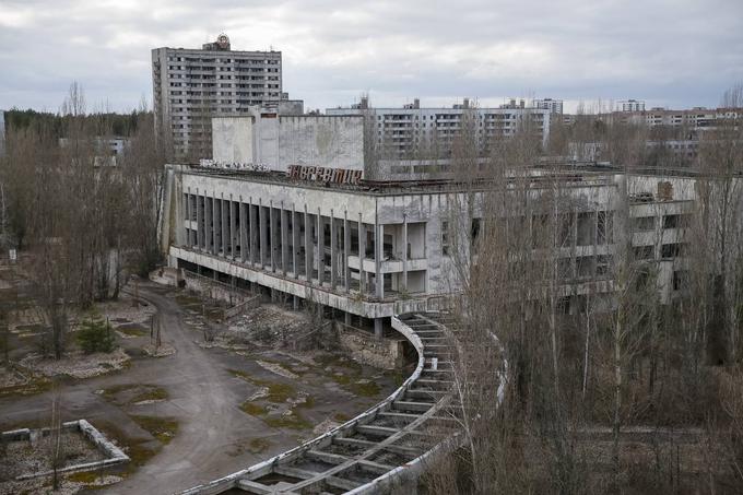 Takole je danes videti zapuščeni Pripjat, ki se je po Černobilu spremenil v mesto duhov. | Foto: Reuters