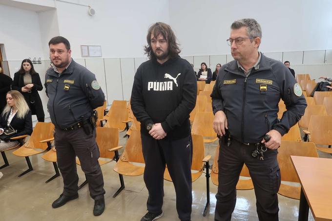 Sebastien Abramov je bil lani novembra skupaj s starši in Julijo Adlešič že obsojen v zadevi odrezana roka, v kateri je priznal zavarovalniško goljufijo. | Foto: STA ,