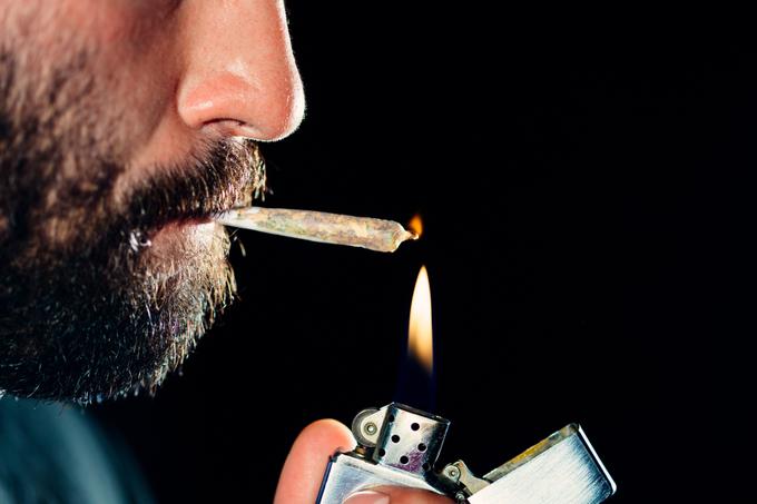 Znanstvenik Robert Gable, ameriški doktor psihologije in avtor zgoraj omenjene raziskave, je med drugim zapisal tudi, da še ni slišal za primer smrti zaradi prevelikega odmerka marihuane, vsaj v medijih v angleškem jeziku ne. | Foto: Reuters