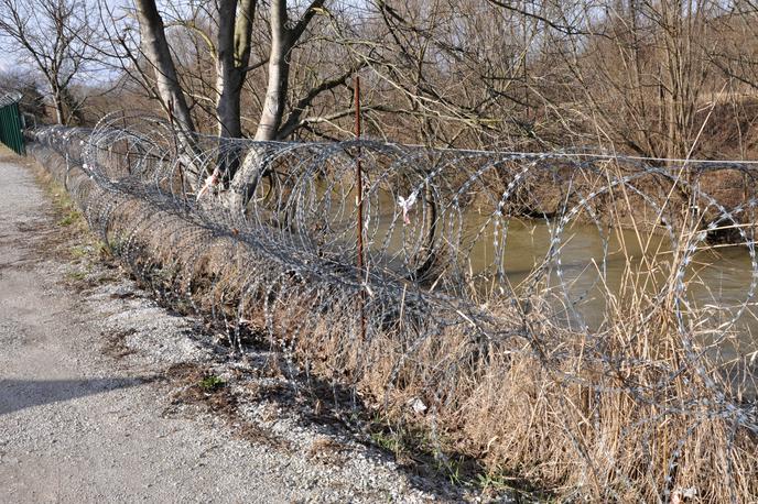 Ograja | Hrvaška je sporočila, da na meji z BiH in Srbijo ne bo postavila ograje in bodeče žice, ampak zgolj tehnične ovire. Dodatno bodo zavarovali tudi sedem mejnih prehodov. | Foto STA