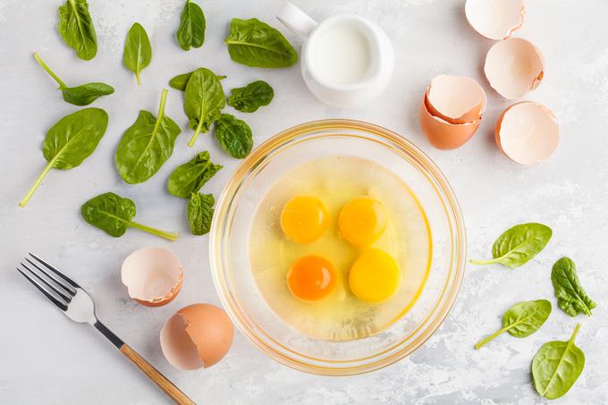 Jajca pogosto zaužijemo tudi v skriti obliki v predelanih živilih in jedeh, pri NIJZ pa priporočajo do pet jajc na teden. | Foto: Getty Images