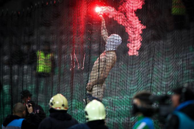 Tako se je slekla ena izmed Viol, Green Dragons pa so začeli zažigati drese Maribora. | Foto: Matic Klanšek Velej/Sportida
