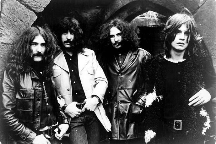 Black Sabbath | Po pisanju AFP so uporabljeni tudi arhivski intervjuji in nekatere znane zgodbe iz zgodovine skupine Black Sabbath, denimo o tem, kako je Iommi zadnji dan dela v tovarni pločevine v delovni nesreči izgubil konici dveh prstov. | Foto Wikipedia