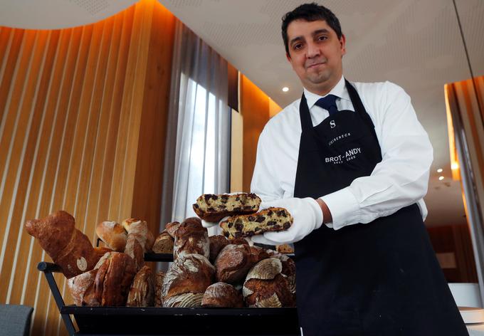 Andreas Djordjevic oziroma "kruhov Andy", ki v Steirerecku bdi nad ponudbo kruha, je prava maskota te restavracije. | Foto: Reuters