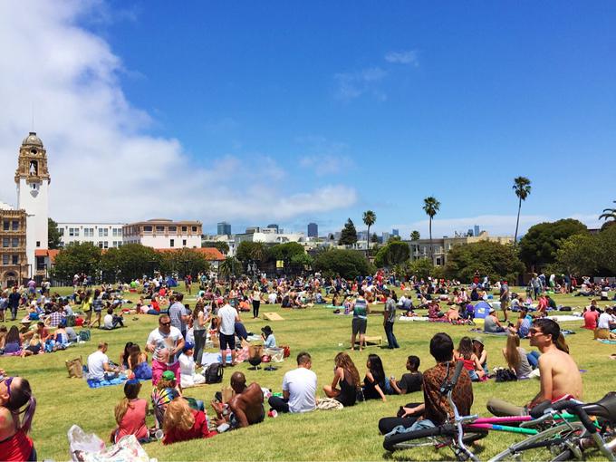 Dolores park v San Franciscu, kjer ljudje preživljajo sončne konce tedna ali se zbirajo na koncertih raznih glasbenih skupin. | Foto: Osebni arhiv