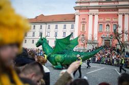 Središče Ljubljane so zasedle ruske in slovenske pustne šeme (foto in video)