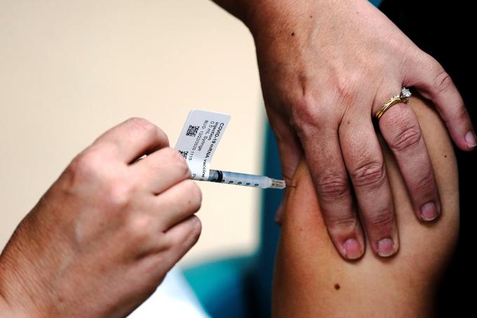 Dozdajšnje klinične študije so upoštevale le cepljenje z dvema odmerkoma. | Foto: Reuters