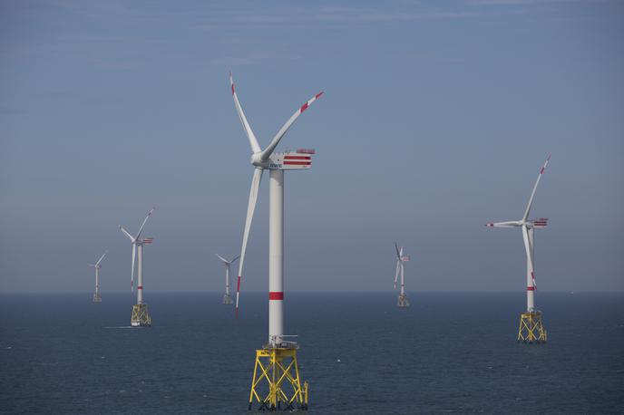 Vetrne elektrarne | Severno morje je eno od najbolj vetrovnih območij na svetu. Do konca tega desetletja je cilj, da bi vetrna energija na morju proizvedla 65 gigavatov, kar je enakovredno 30 jedrskim reaktorjem. | Foto Reuters