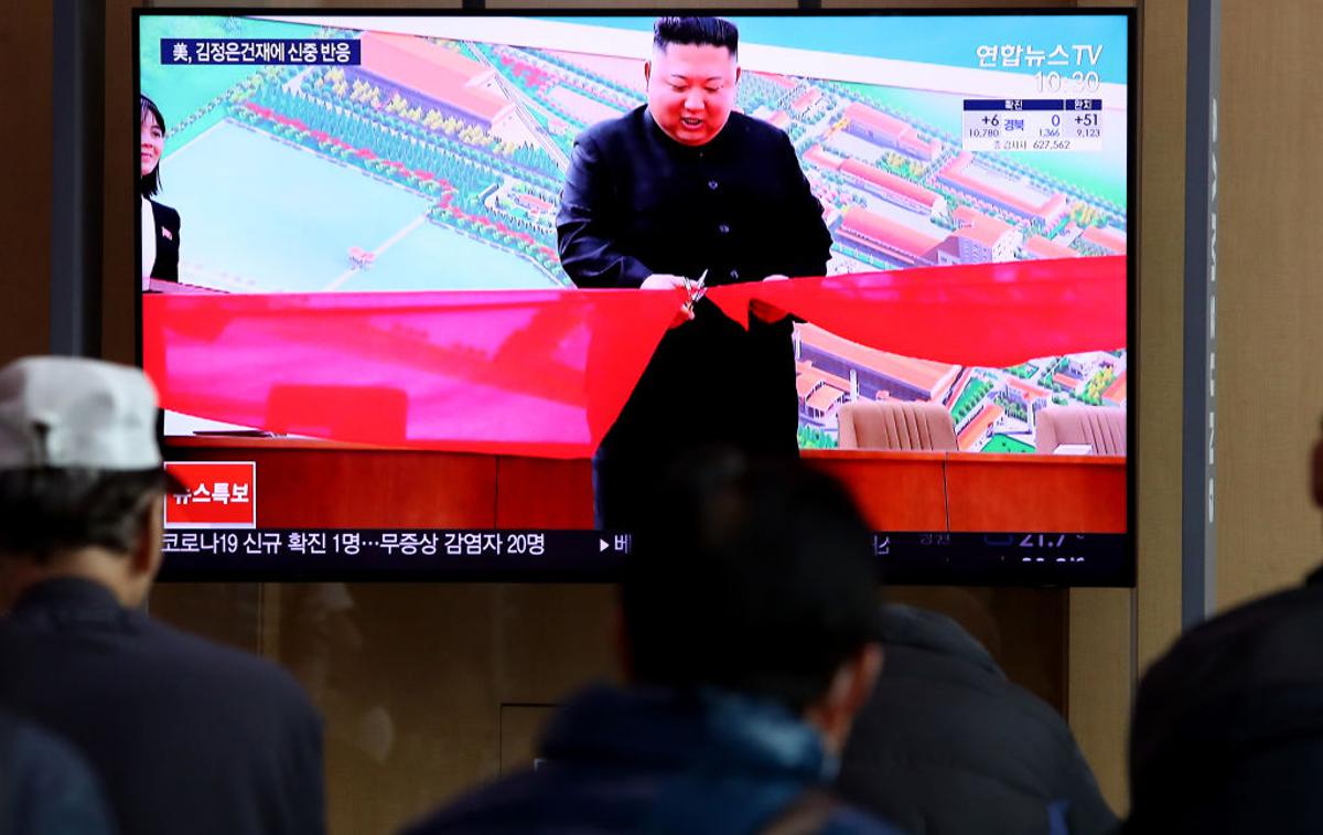 Kim Jong un | Severnokorejski voditelj Kim Džong Un se je, če držijo informacije, ki jih je javnosti posredovala severnokorejska državna agencija, prvič po 21 dneh pojavil v javnosti. Udeležil se je odprtja tovarne umetnih gnojil v Sunčonu, severno od Pjongjanga.  | Foto Getty Images