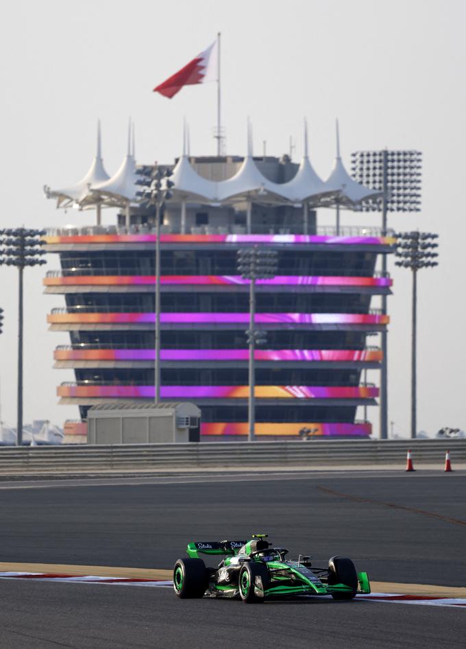 Guanju Džov v zelenem Sauberju je bil v petek tretji. V Bahrajnu se nova sezona začne naslednji teden (dirka bo v soboto). | Foto: Reuters