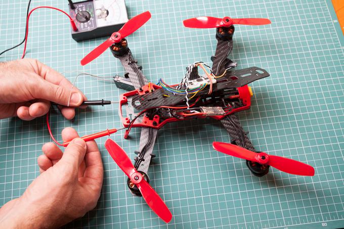 Prosto letenje je omogočeno napravam, ki so lažje od 500 gramov, če z njimi ne opravljamo prej naštetih letalskih dejavnosti. To so na primer manjše igrače brez kamer, manjši modelarski modeli, dirkalni droni in podobno. | Foto: Thinkstock