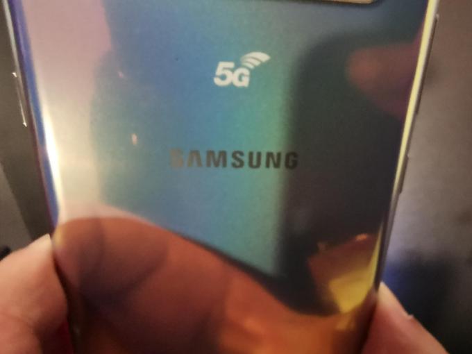 Samsung Galaxy S10 5G je prvi Samsungov pametni telefon, ki deluje tudi v mobilnih omrežjih pete generacije, in tudi prvi pametni telefon na svetu, ki omogoča prenos s hitrostmi do dva gigabita v sekundi v omrežjih četrte generacije (hitrosti CAT20). Takšna hitrost omogoča pretok videa v ločljivosti 4K v realnem času. | Foto: Srdjan Cvjetović