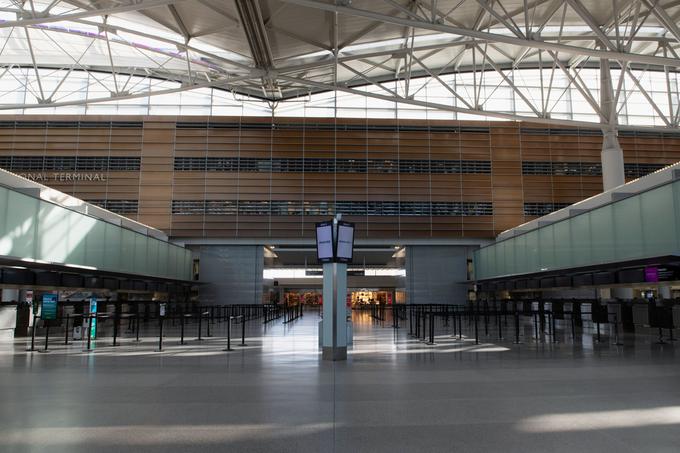 Tudi terminal enega najbolj frekventnih mednarodnih letališč na svetu, letališča v San Franciscu, je zaradi prepovedi potovanja v ZDA iz večine evropskih držav povsem prazen. | Foto: Reuters